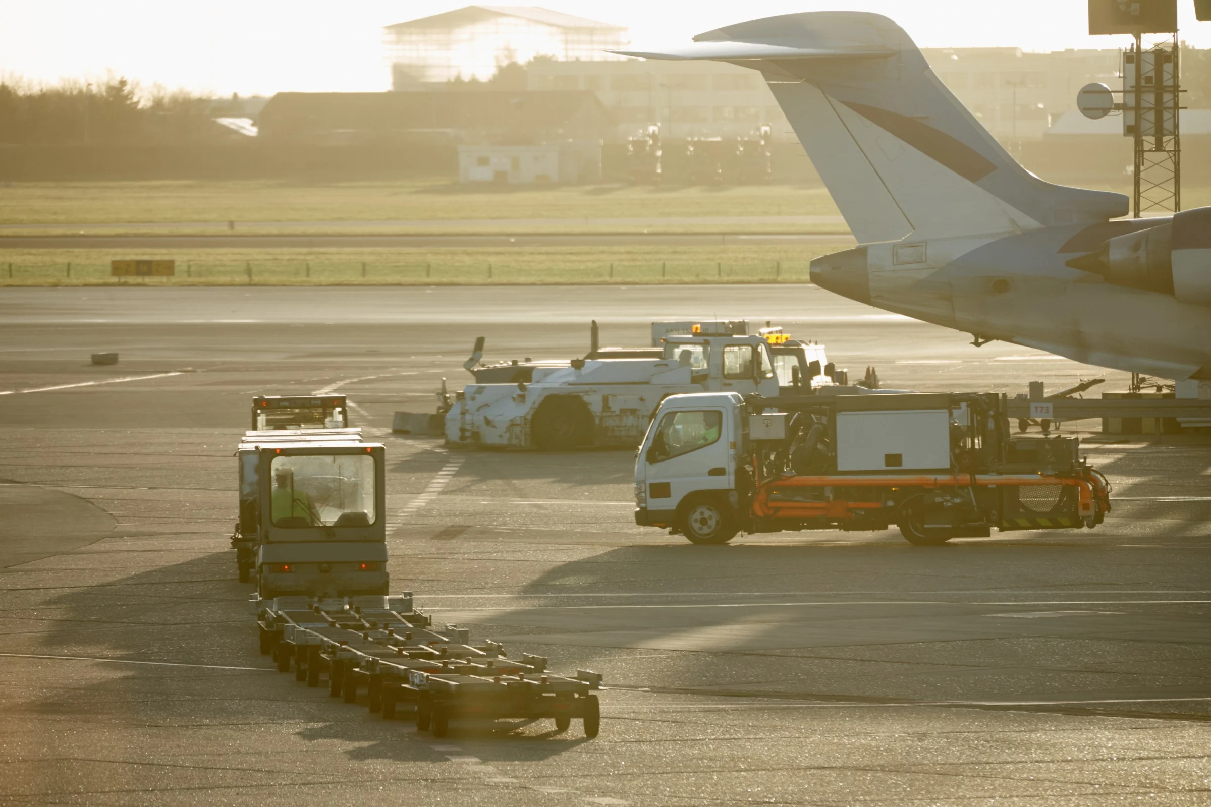 Pushback & Towbarless Tractors