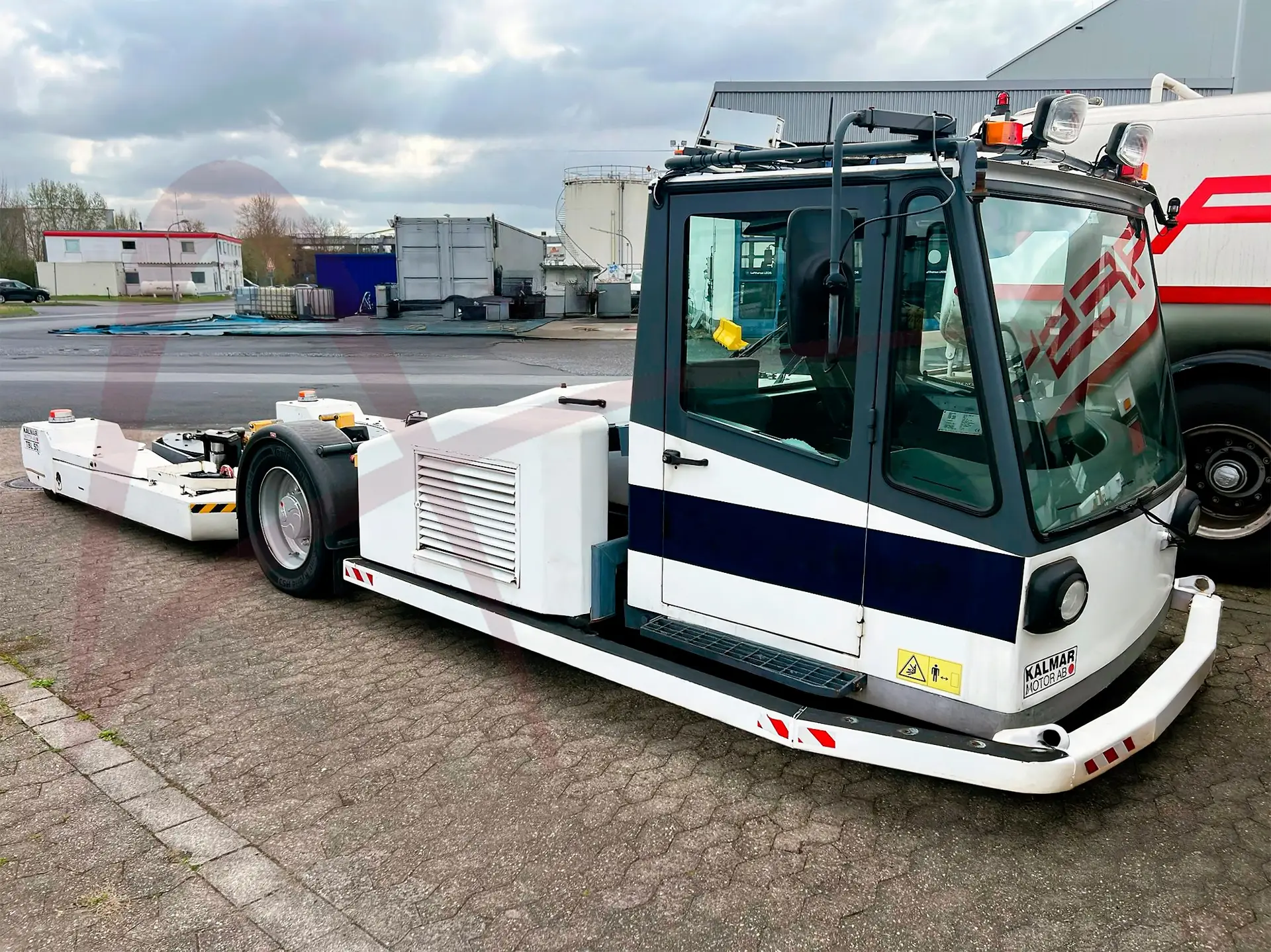Pushback & Towbarless Tractors